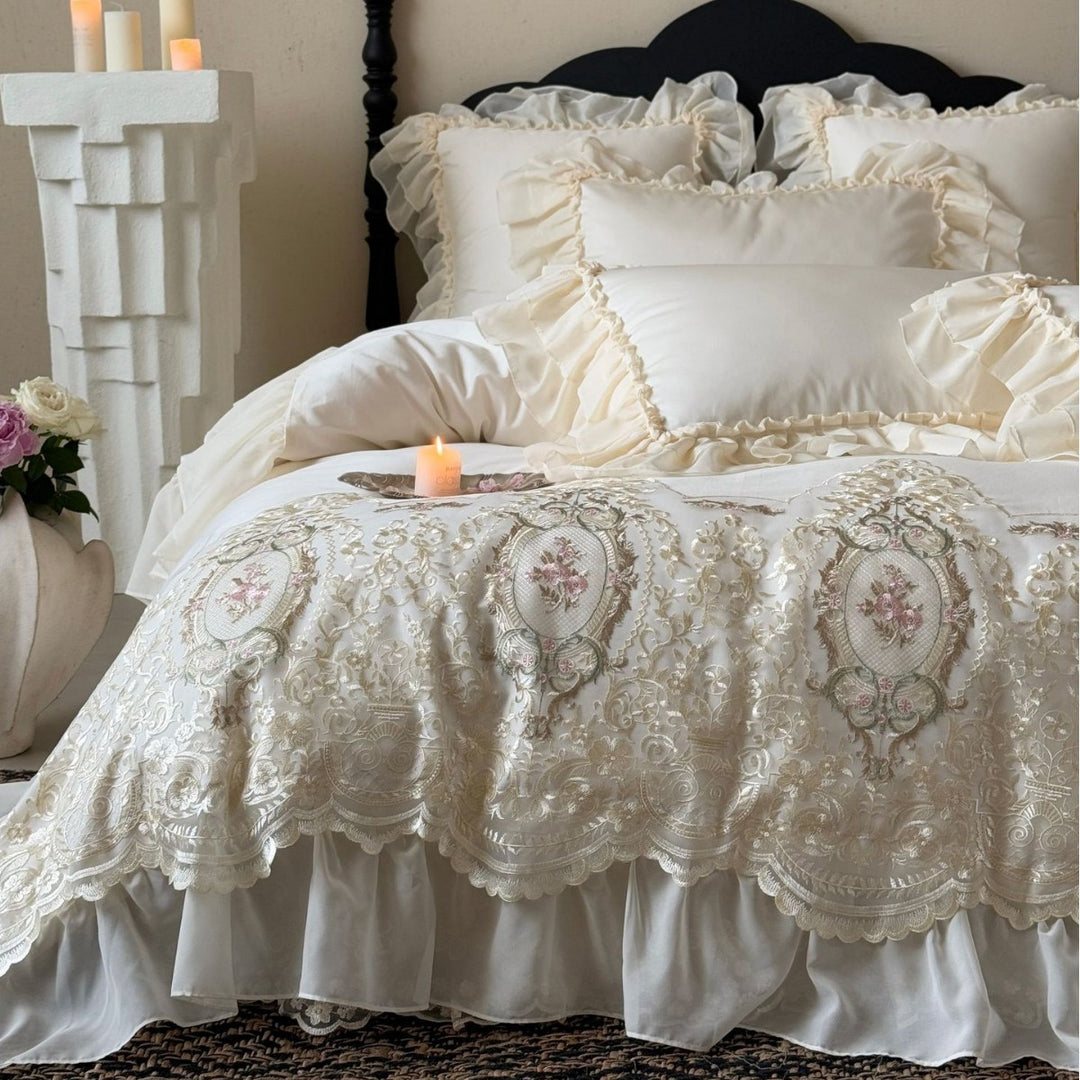 Luxuriöses Satin-Stickerei & durchsichtige Spitze Schichten Duvet Ensemble mit Rüscheneurobezügen