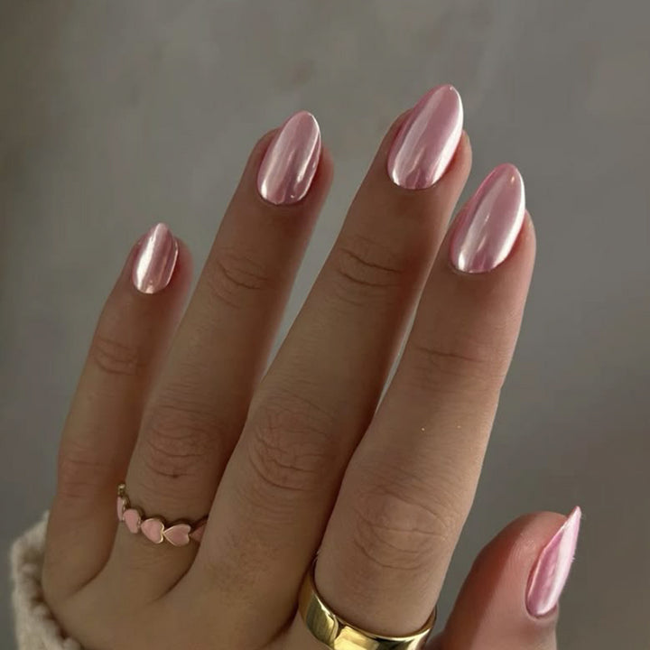 Kunstvolle Nagelverlängerungen mit Metallic-Finish Karnz