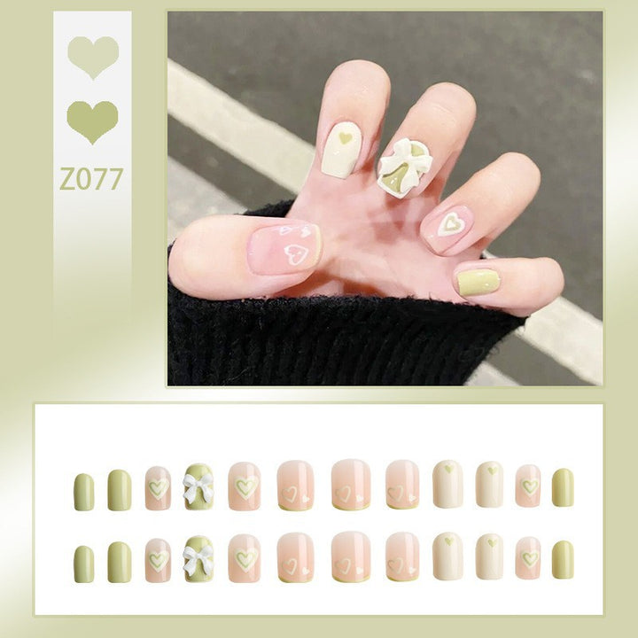 Kunstnagelset mit eleganten Glitzerverzierungen und schimmernden Akzenten Karnz