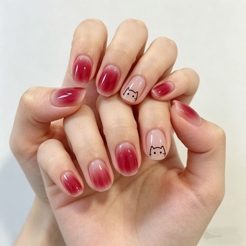 Kunstnägel mit elegantem Ombre-Effekt und verspieltem Katzenmotiv Karnz