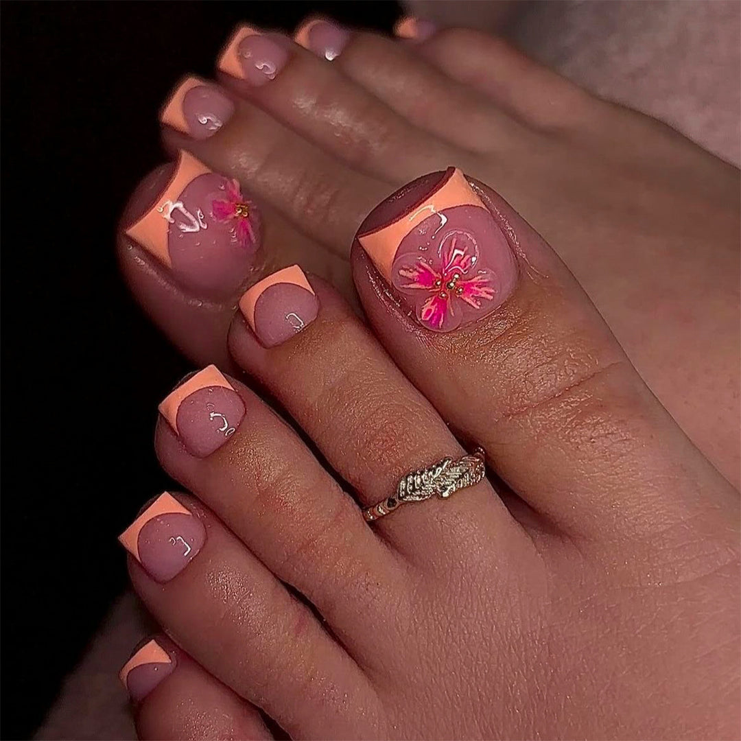 Kunstvolle Fußnagelverzierung mit elegantem Goldakzent Karnz