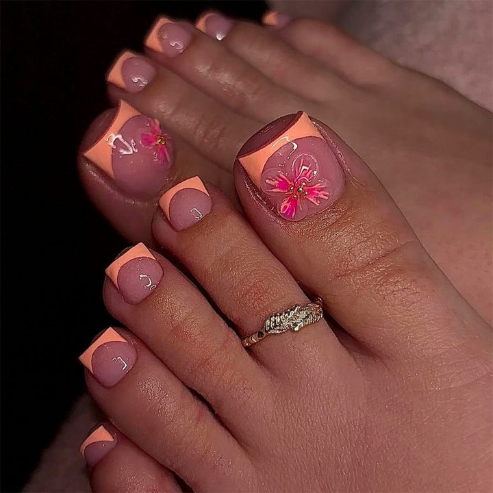 Kunstvolle Fußnagelverzierung mit elegantem Goldakzent Karnz