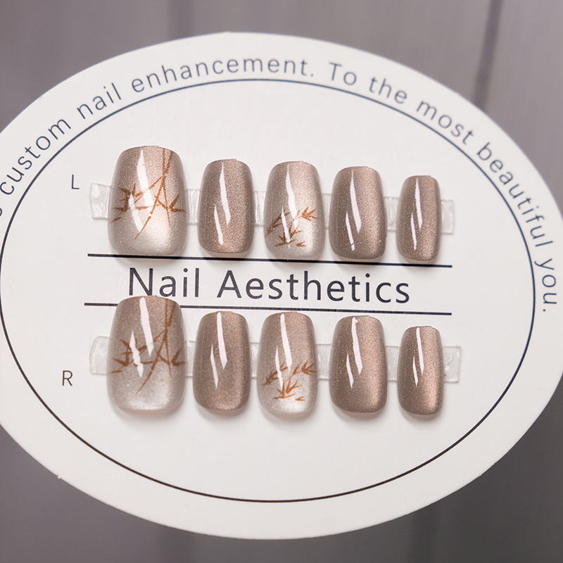 Künstlerische Press-On Nagelverzierungen