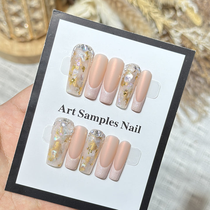 Luxuriöses dekoratives Press-On-Nagelset mit künstlerischen Elementen Karnz