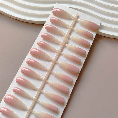 Künstliche Nude-Fingernägel Im Eleganten Ombre-Look Karnz