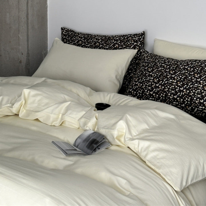 Modernes Satin-Bettwäsche-Set mit Steppdecke-Optik und gemusterten Kissenhüllen