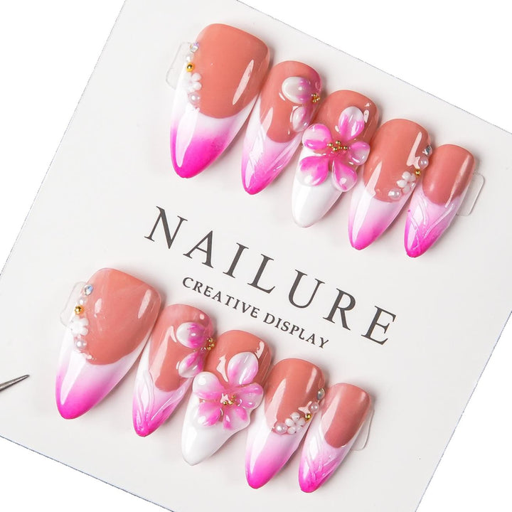 Floral Design Press-On Nail Set mit Juwelenakzenten