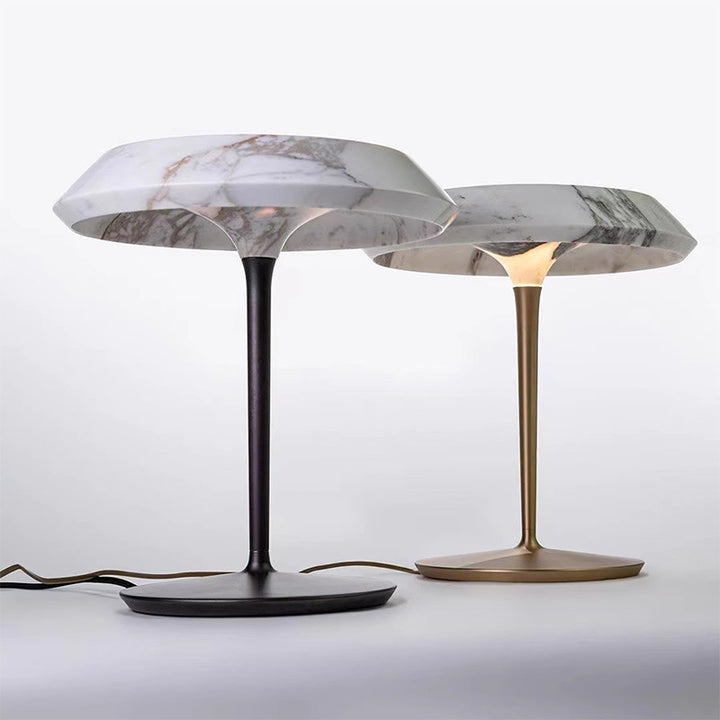 Elegante Moderne Tischlampe mit Marmorbasis und goldener Akzent