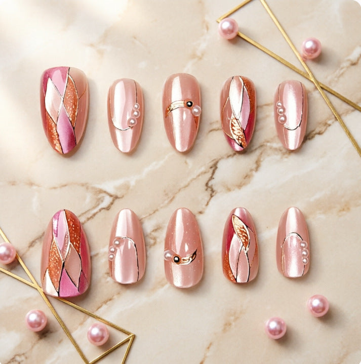Kunstnägel mit Eleganten Perl- und Goldakzenten Karnz