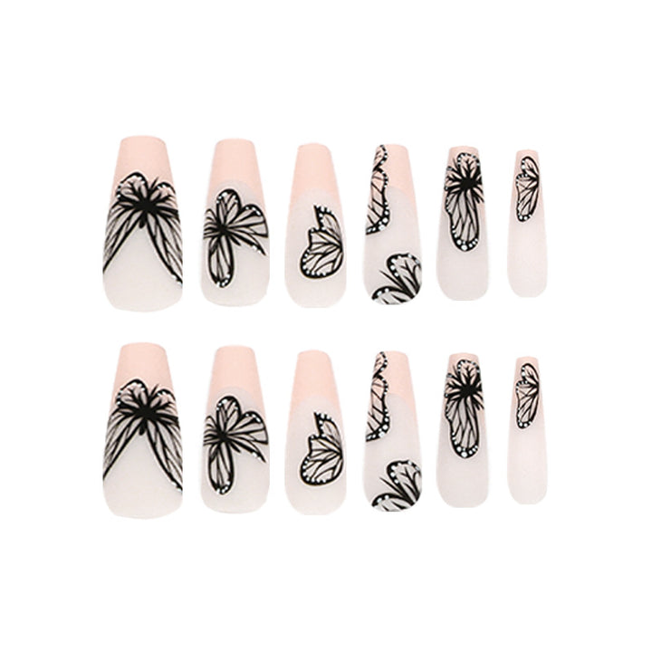 Kunstvolle Nagelkunst mit Schmetterlingsmotiv Karnz