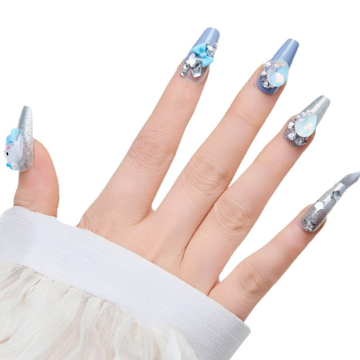 Kreative Kunstnägel mit 3D-Design und Glitzerakzenten Karnz