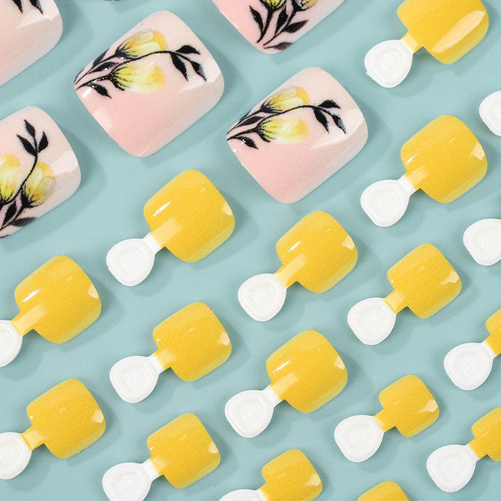 Kunstnägel im floralen Design mit Zubehör Karnz