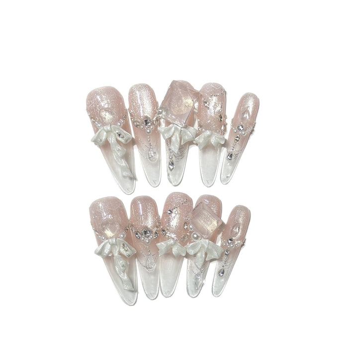 Elegantes Press-On-Acryl-Nagelset mit dekorativem Bogen und Glitzerakzenten Karnz