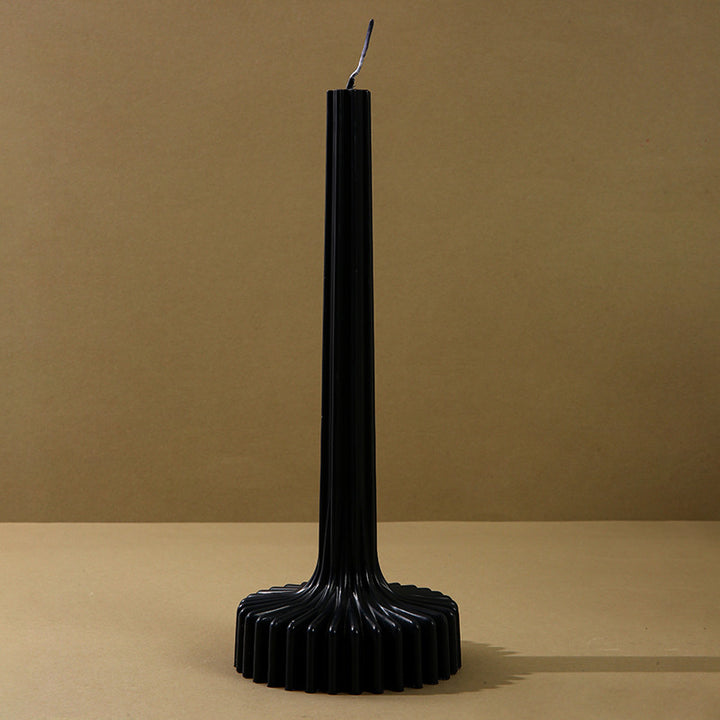 Skulptural geflammter Sockel-Taper-Kerze mit radial gefälteltem Fuß