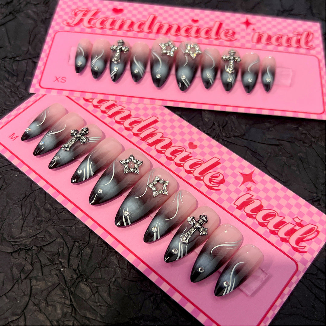 Kunstvolle Stiletto-Nägel mit elegantem Glitzer-Design Karnz