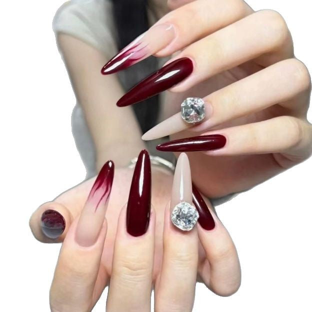 Elegante Stiletto Nagelverbesserungen mit Edelsteinakzenten Karnz