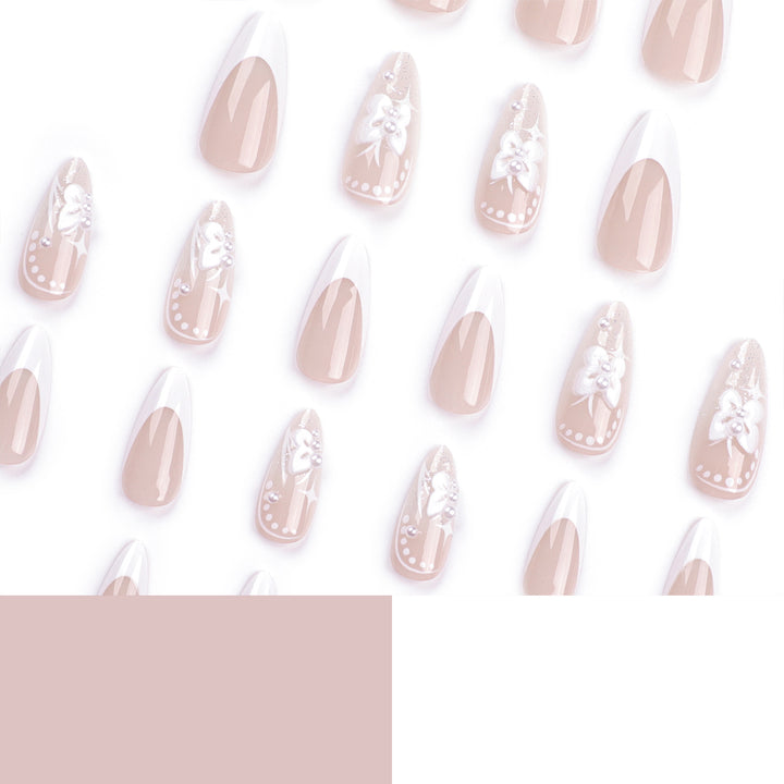 Kunstvolle Stiletto-Nägel mit floralen Motiven und Glitzerakzenten Karnz