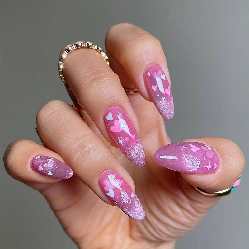 Künstliche Nagelverzierung im romantischen Herzdesign Karnz