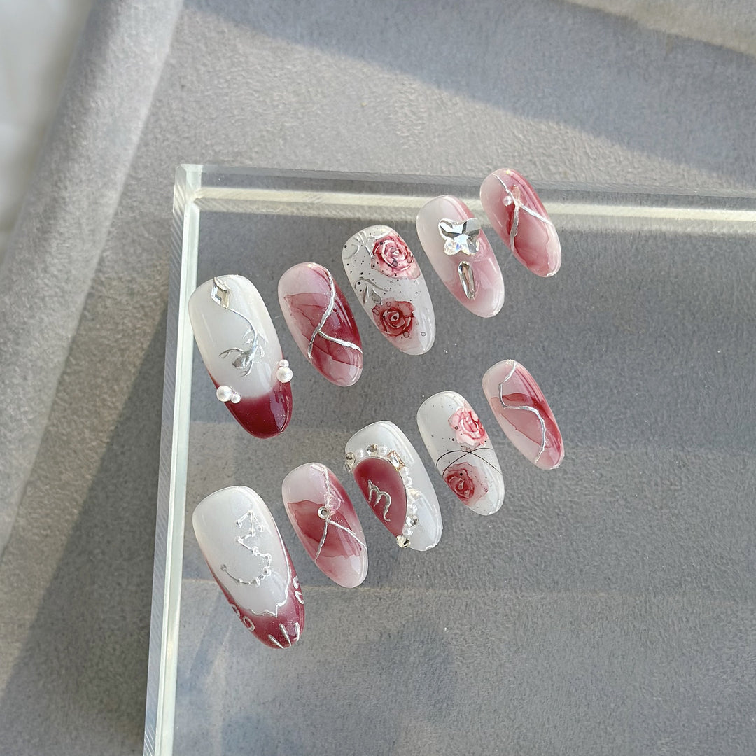 Künstlerisches Press-On-Nagelset mit floralen Designs und Steindekoren