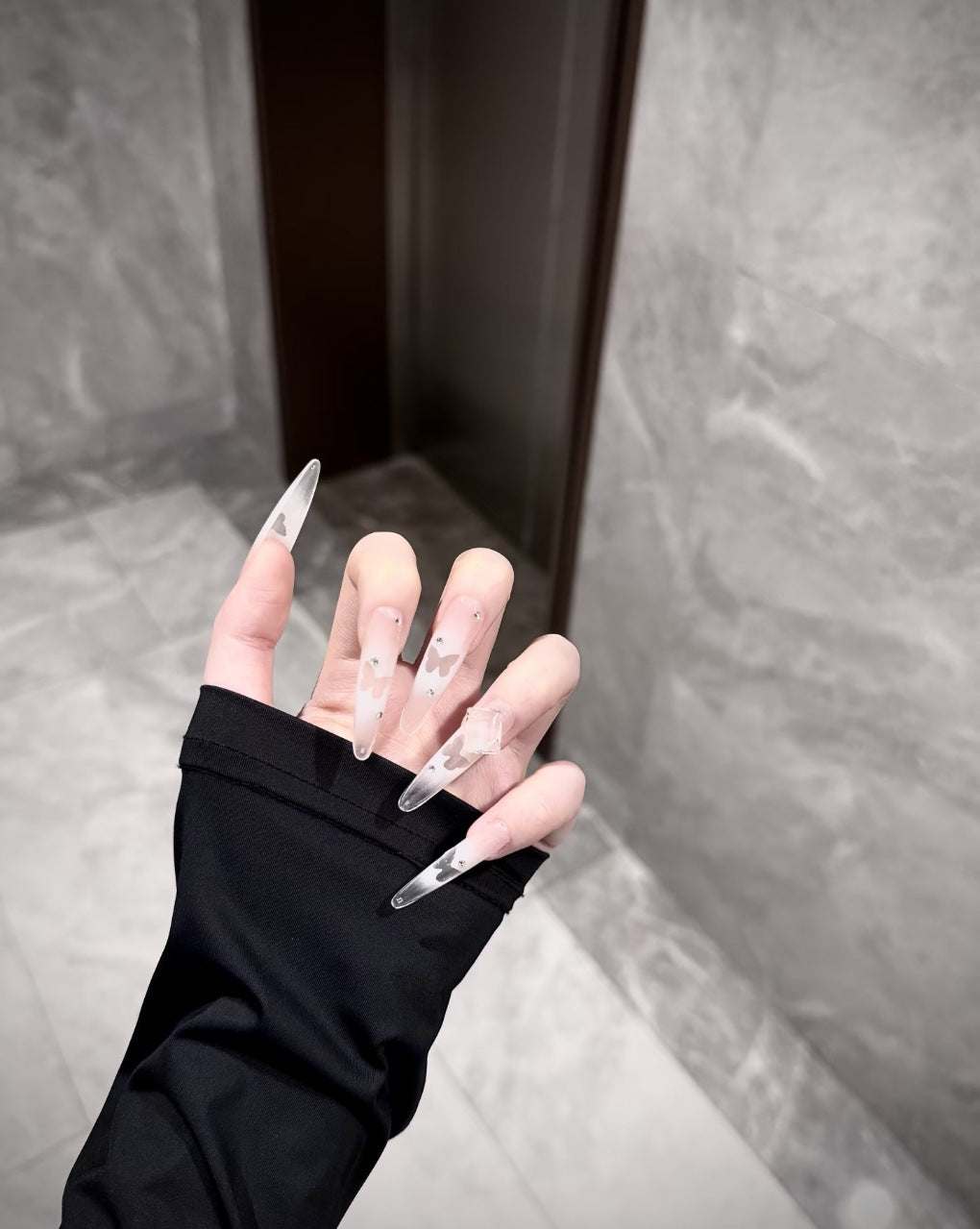 Lange Stiletto-Nagelverlängerungen
