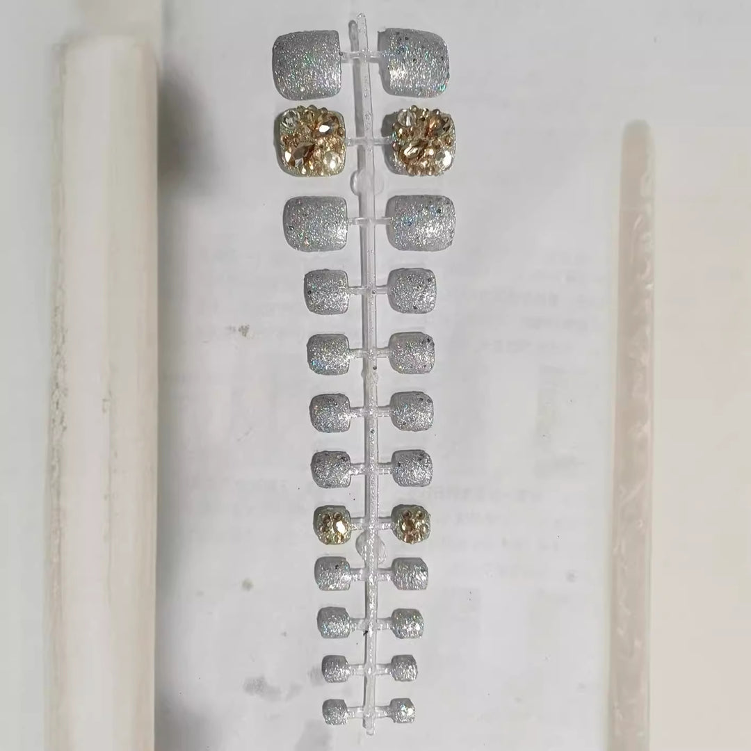 Glamouröse mit Strass verzierte Press-On Nagelset Karnz