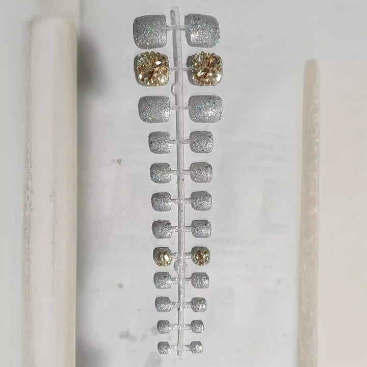 Glamouröse mit Strass verzierte Press-On Nagelset Karnz