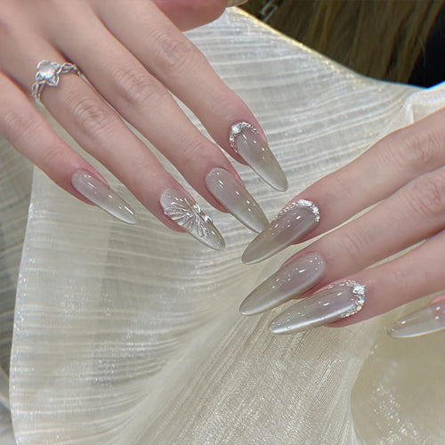 Elegante Stiletto Press-On Nagelverlängerungen mit floralen und Strass-Akzenten Karnz