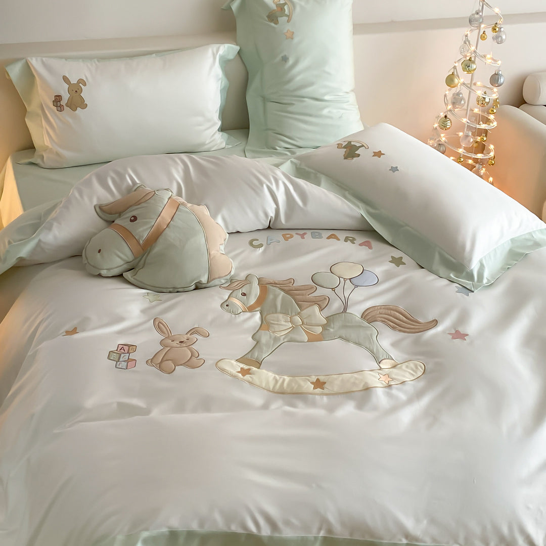 Kinderbettwäsche-Set aus feinem Baumwollsatin mit dreidimensionaler Schaukelpferd-Applikation und Wendekissen