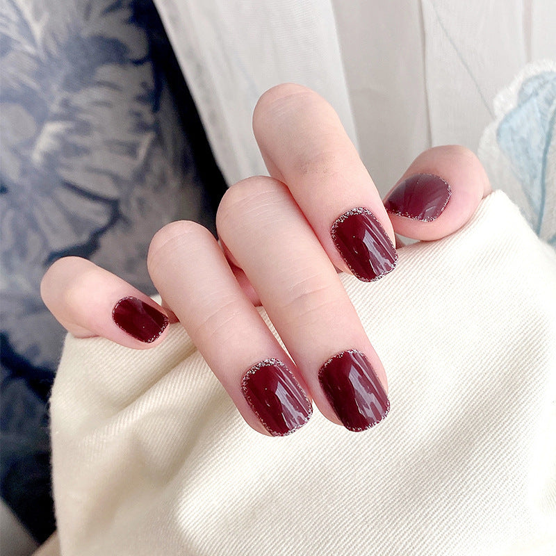 Kreatives Kunstnagelset mit Glitzer- und eleganten Muster Akzenten Karnz