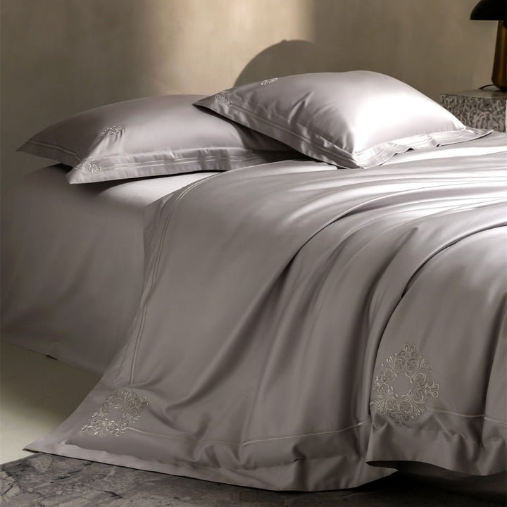 Luxuriöses besticktes Seidensatin-Bettlaken-Set mit Kissenbezügen