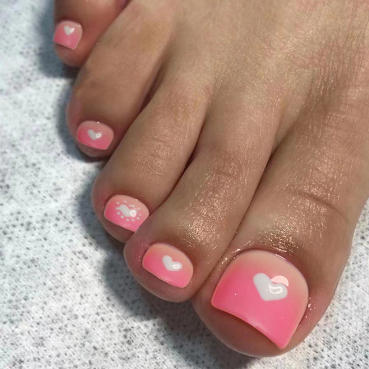 Kunstvolle Fußnagelgestaltung mit Herzmotiven Karnz