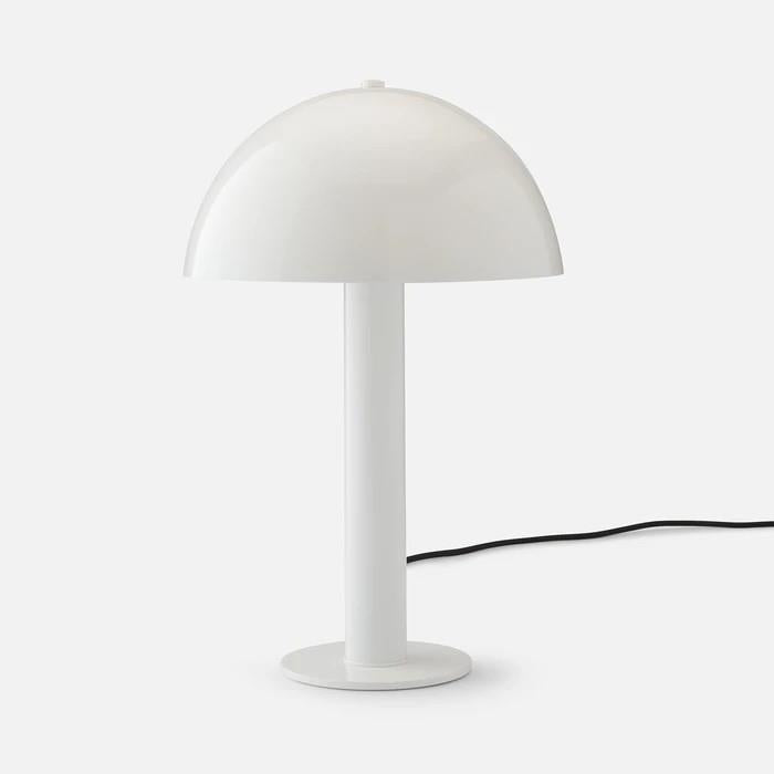 Moderne Tischlampe mit elegantem Globusschirm