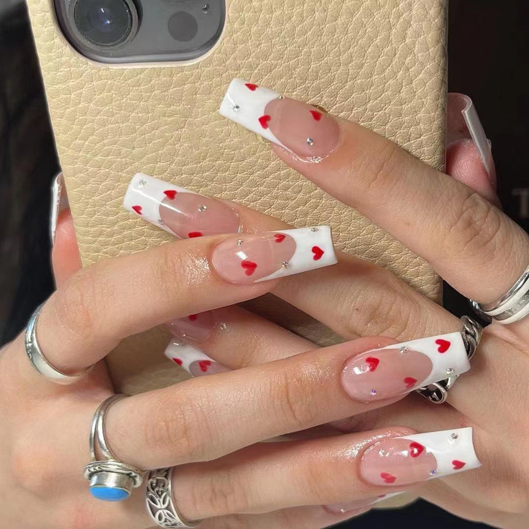 Kreative Nagelkunst mit Herzdesign Karnz