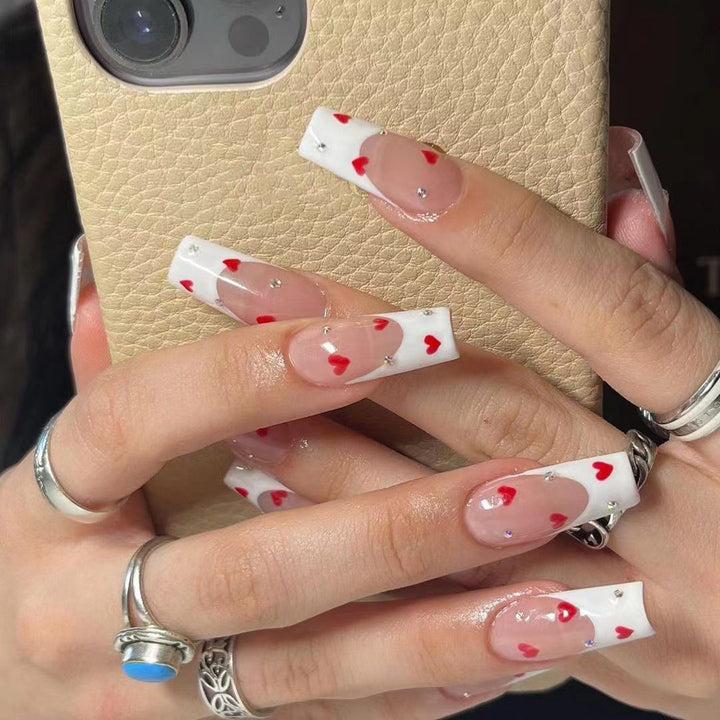 Kreative Nagelkunst mit Herzdesign Karnz