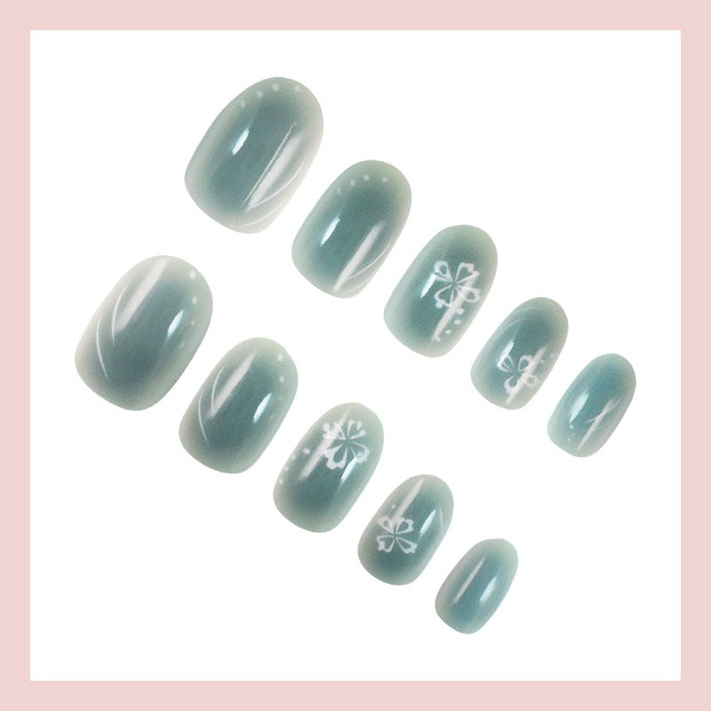 Kunstnagelset mit floralen Verzierungen und glanzvollem Finish Karnz