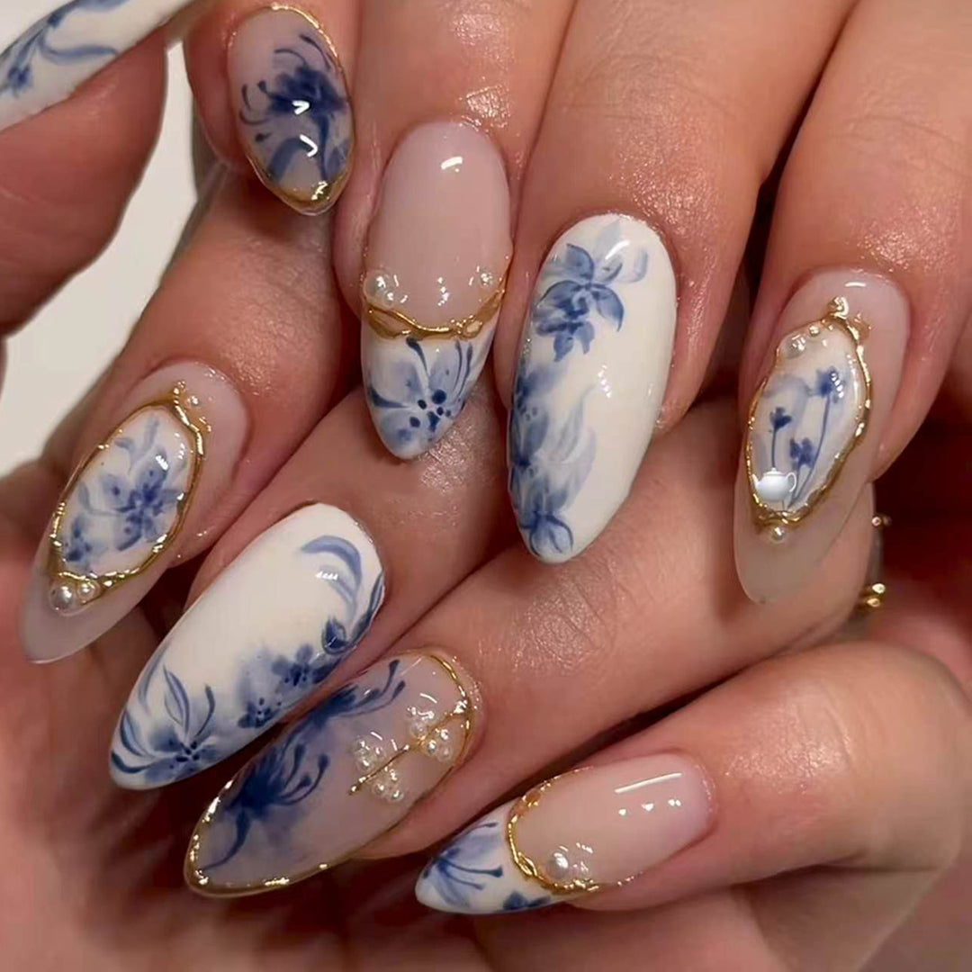 Elegante Künstliche Nagelgestaltung mit floralem Design Karnz