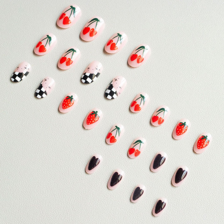 Künstlerische Blumen- und Karomuster-Nagelkunst