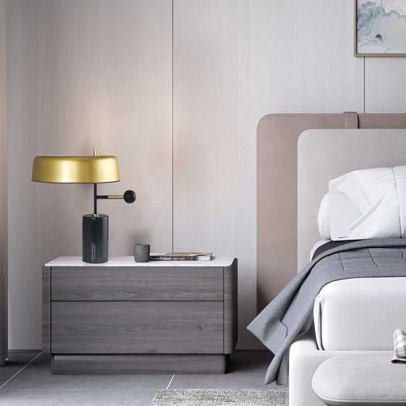 Stylische Tischlampe mit Marmorbasis und goldenen Akzent