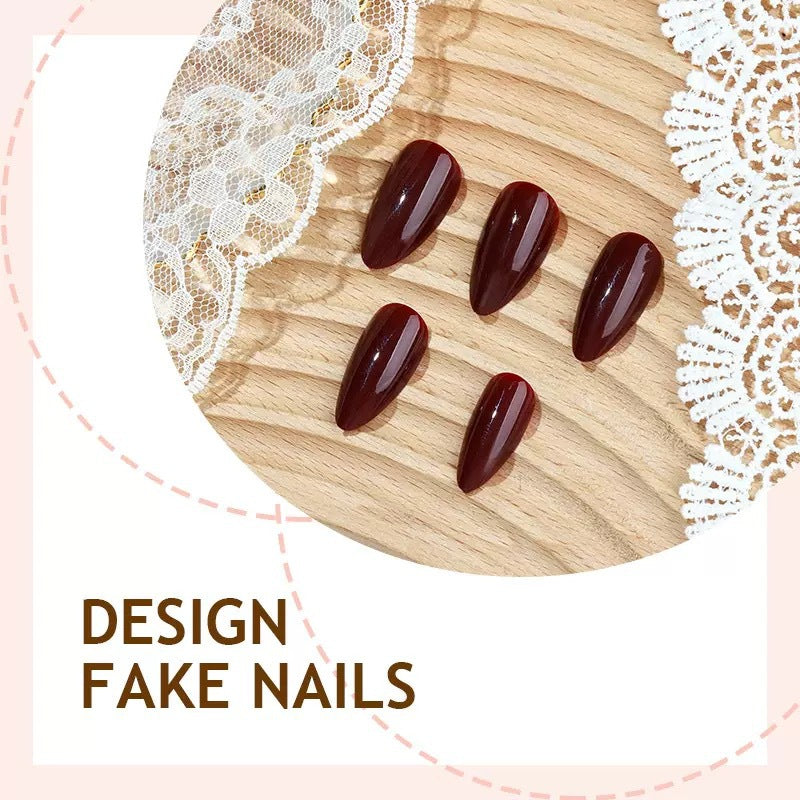 Kunstnagelset mit eleganten spitzen Akzenten Karnz