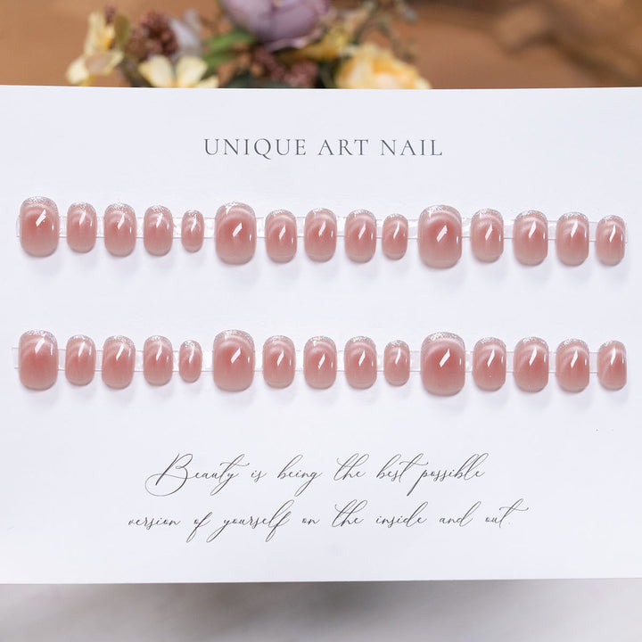 Elegantes Press-On-Nagelset mit natürlichem glänzendem Finish