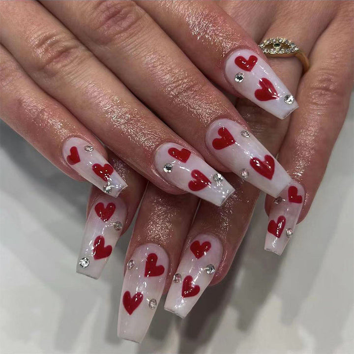 Kunstvolle Nagelverlängerungen mit romantischen Herzmotiven Karnz