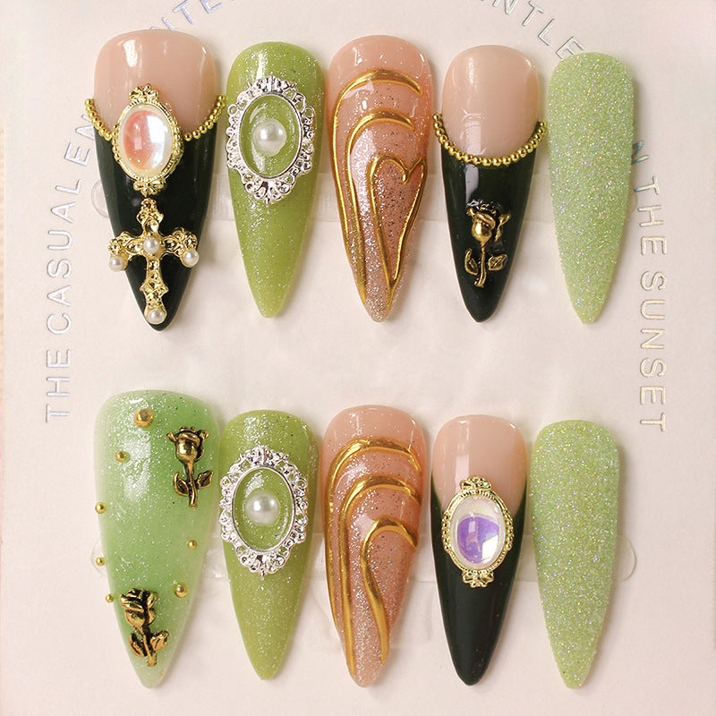 Kunstnagelset mit luxuriösen Verzierungen Karnz