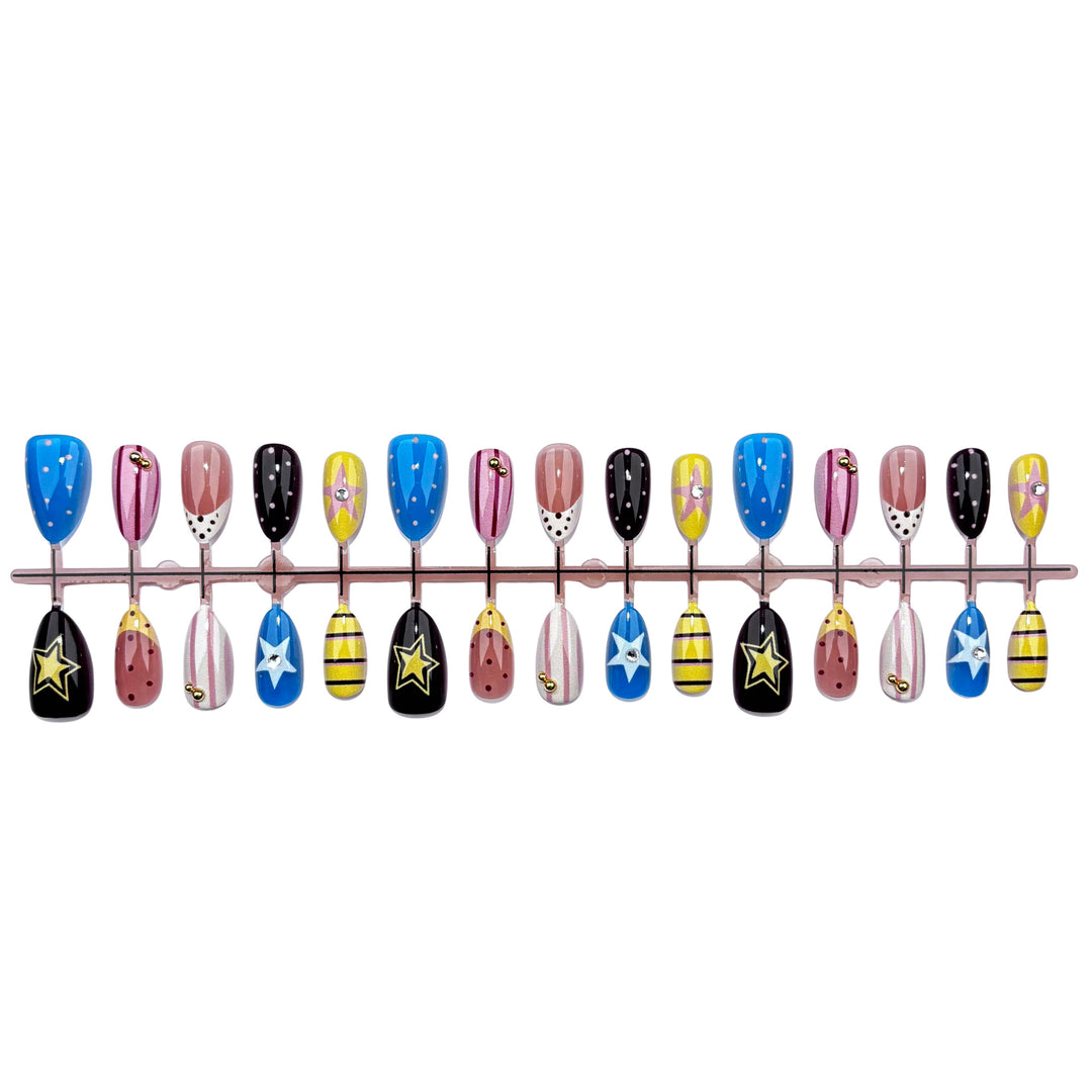 Künstlerisches Press-On Nagelkunstset mit lustigen Designs