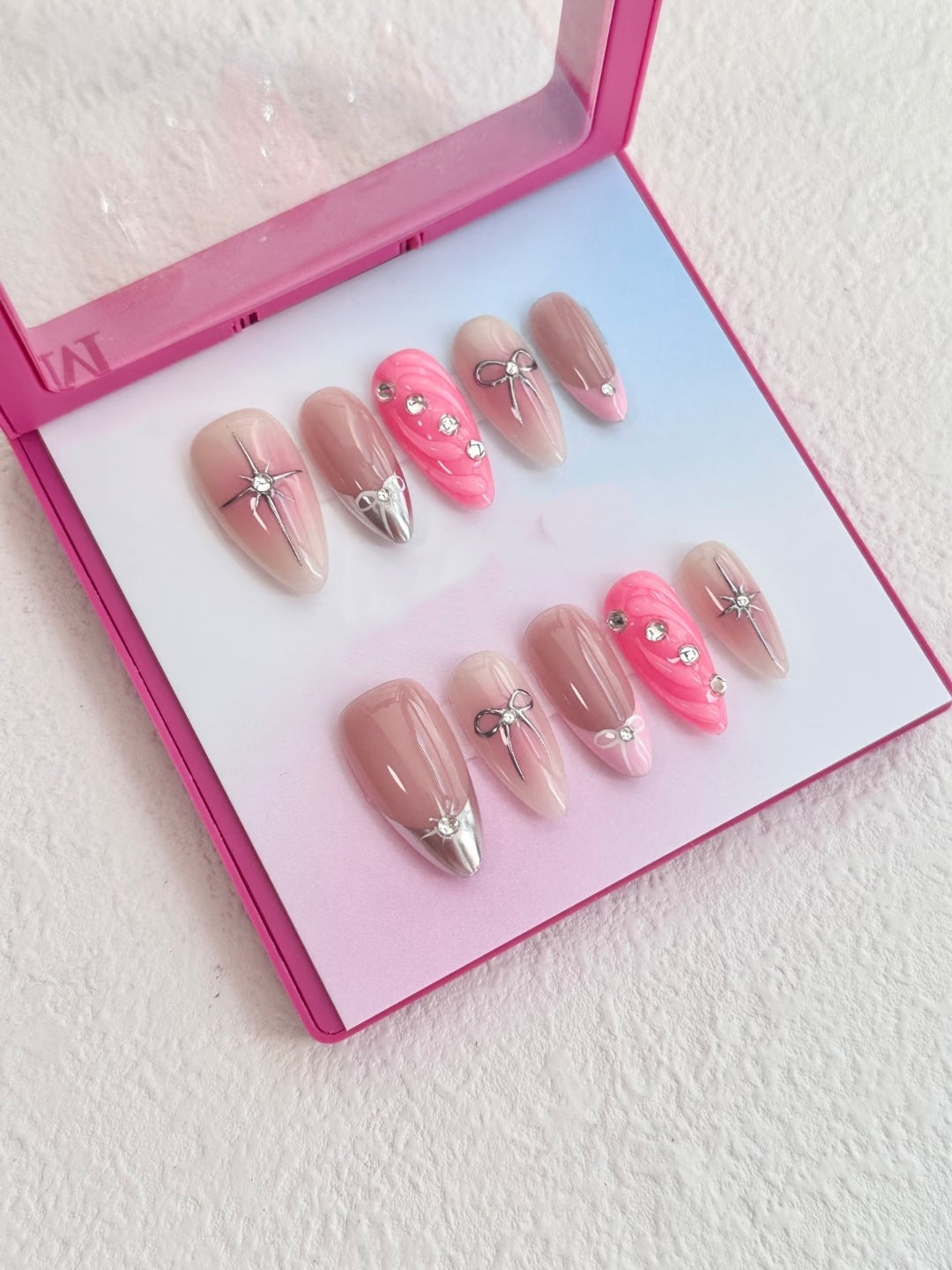 Luxuriöses Press-On-Nagelkunst-Set mit dekorativen Edelstein- und Schleifenakzenten
