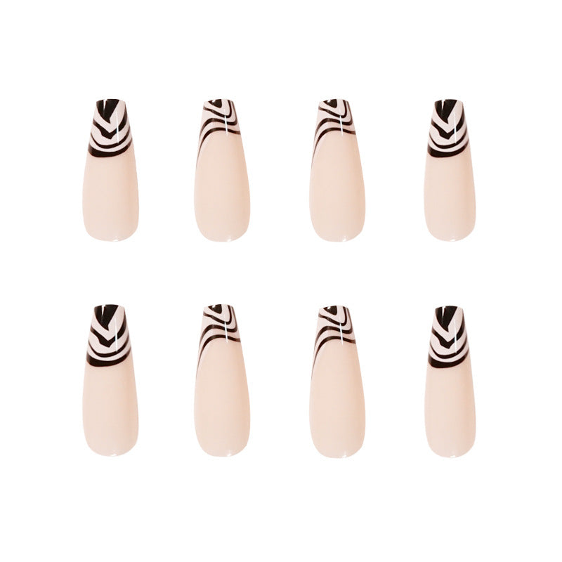 Kunstvolle Nagelverlängerungen mit elegantem Schwarz-Weiß-Muster Karnz