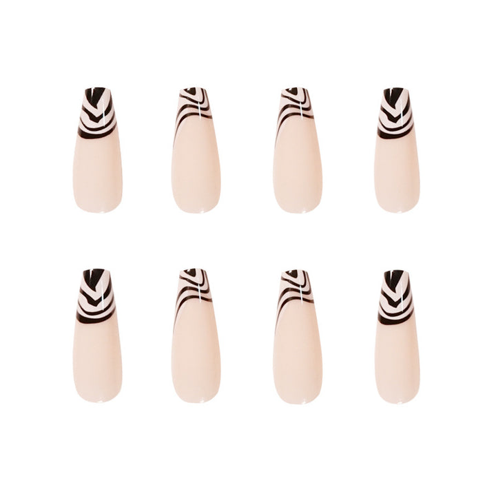 Kunstvolle Nagelverlängerungen mit elegantem Schwarz-Weiß-Muster Karnz