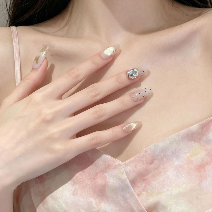 Elegantes Press-On-Nail-Art-Set mit dekorativen floralen Akzenten Karnz