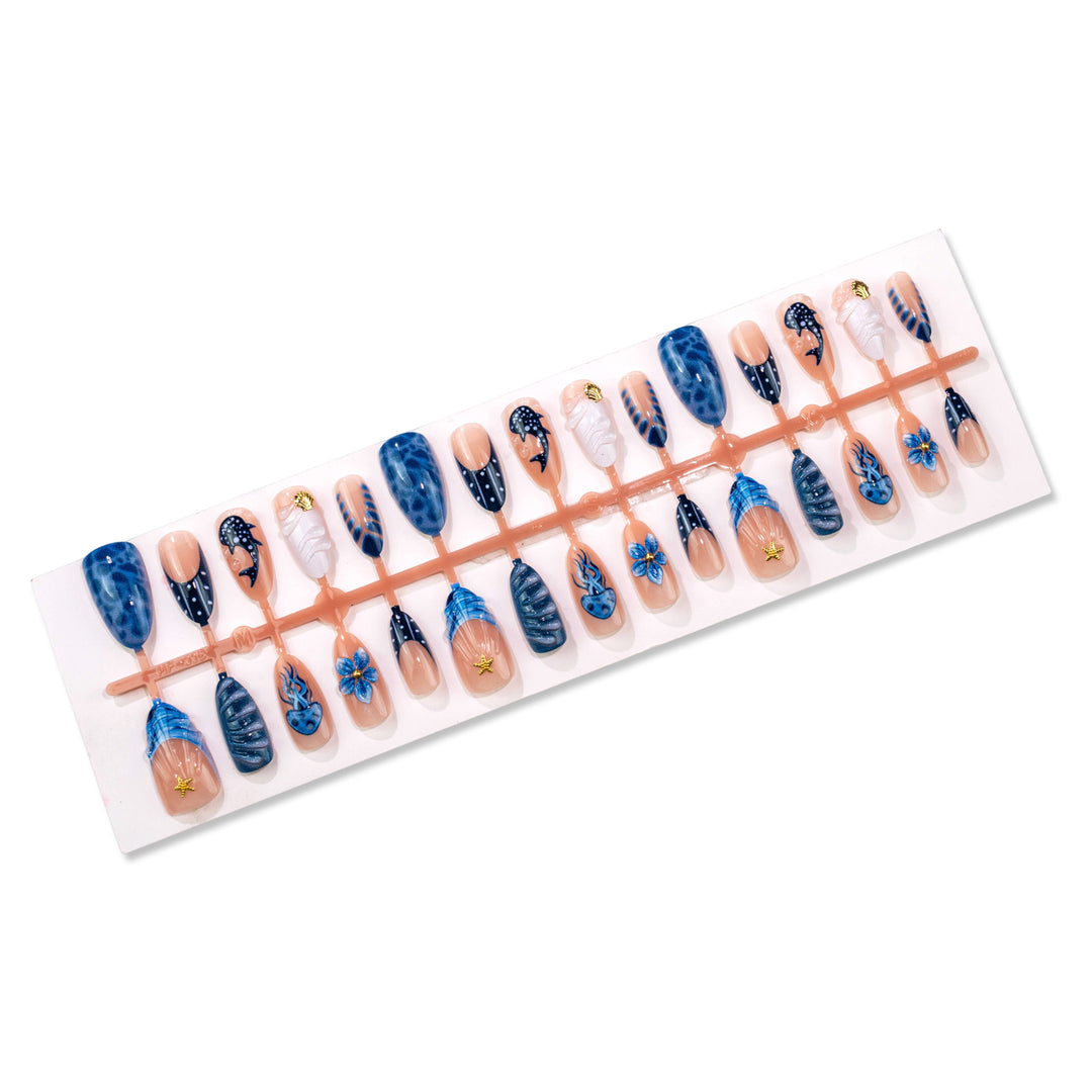 Künstlerisch vom Meer inspiriertes Nagelkunst-Set