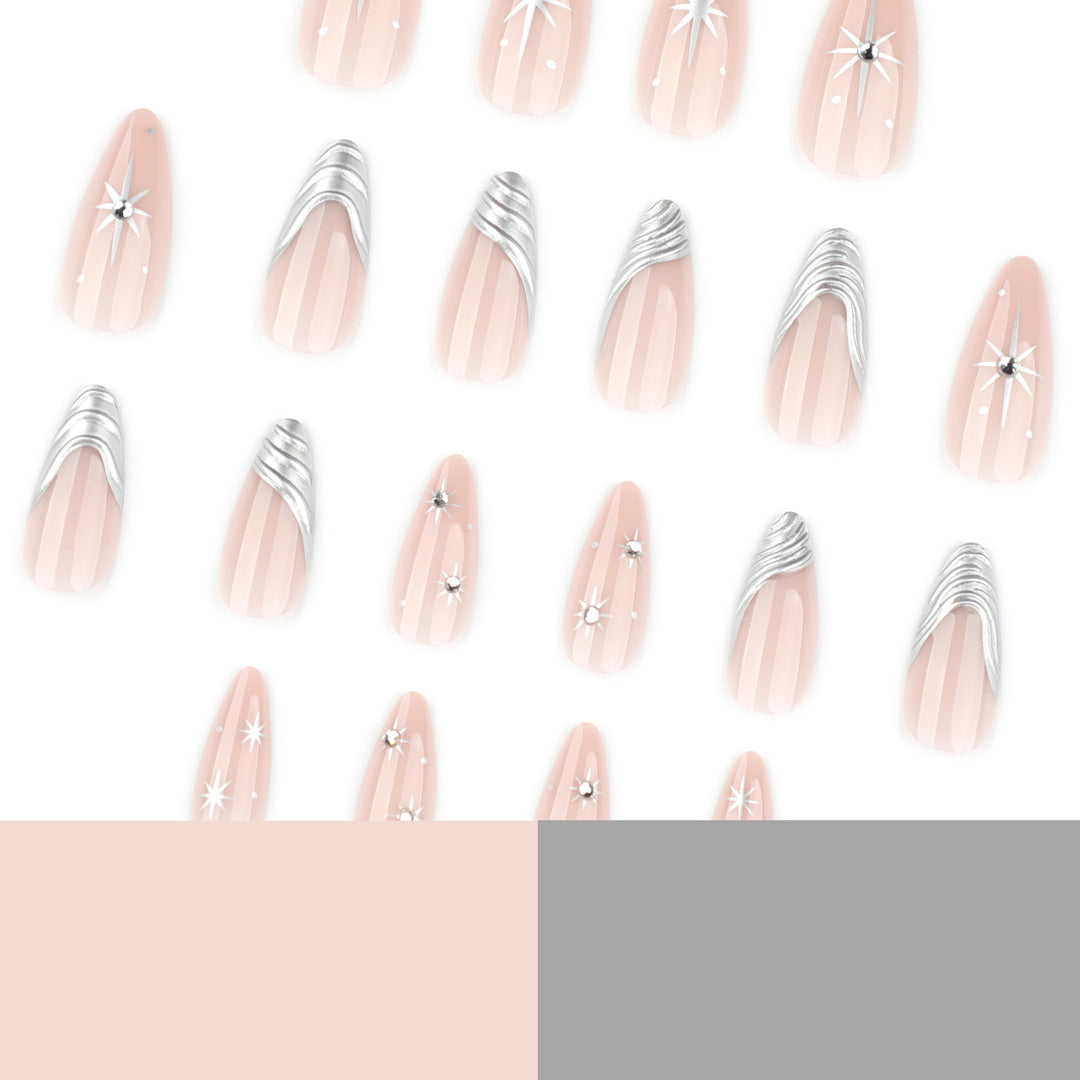 Kunstvolle Nagelverlängerungen mit filigranen Designs Karnz