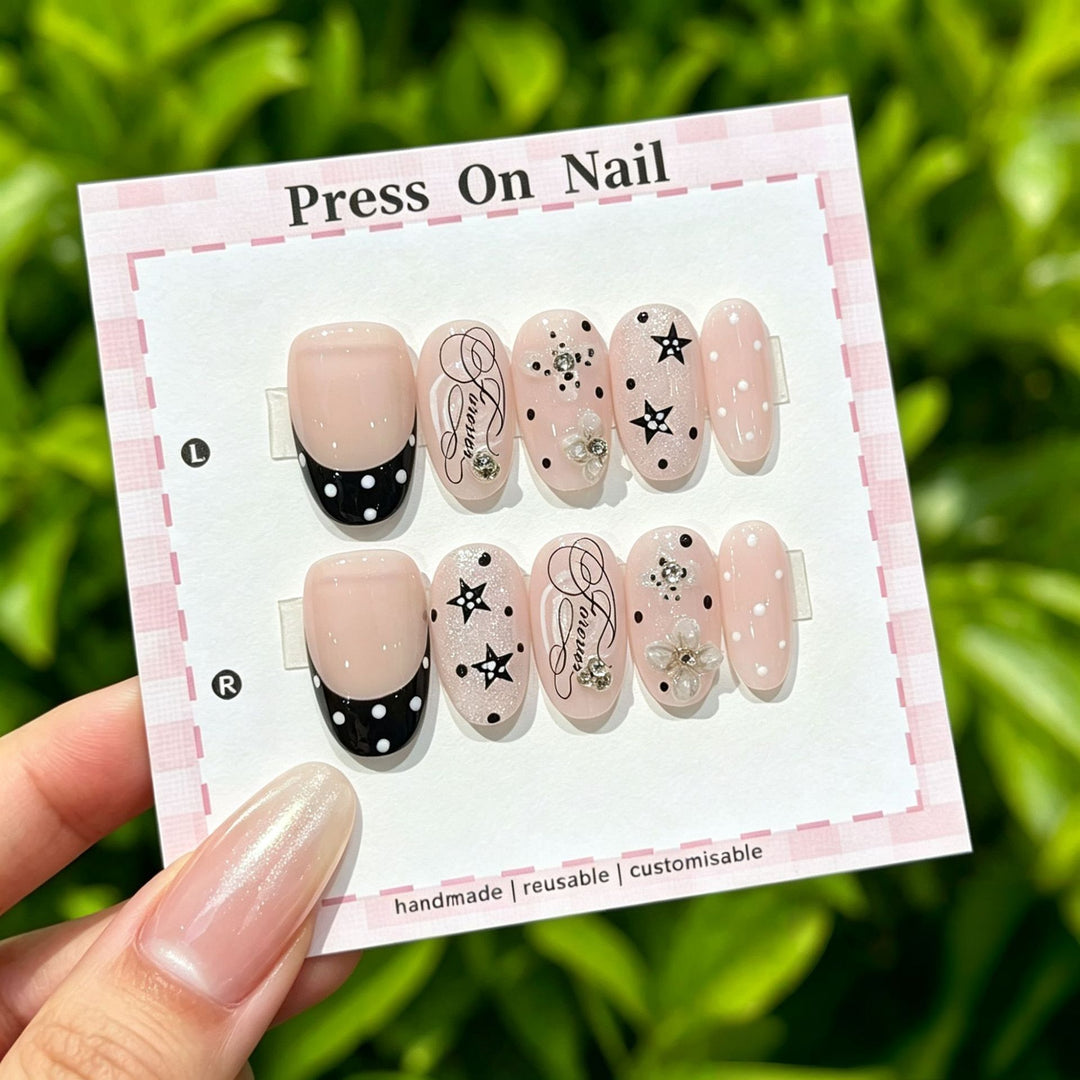 Künstlerisches Press-On-Nagel-Set mit Sterne- und Blumenakzenten